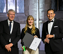 v.l. Dr. med. Ludger Hillejan, Präsident der Deutschen Gesellschaft für Thoraxchirurgie, Medizinstudentin Janne Drews und Tagungspräsident Prof. Dr. med. Thorsten Walles.